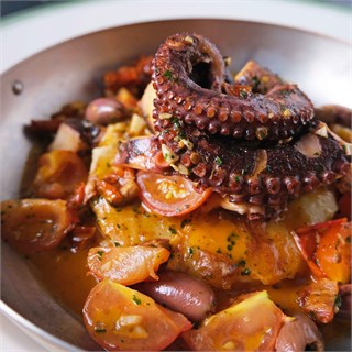 {{photo.Alt || photo.Description || 'Осьминог с картофельным гратеном'}}