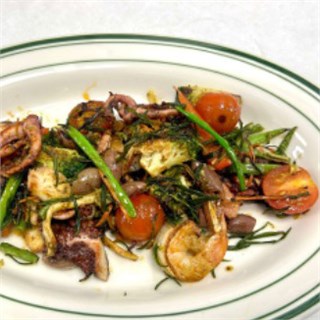 {{photo.Alt || photo.Description || 'Обжаренные креветки, осьминог и кальмары с овощами'}}