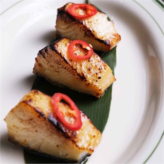 {{photo.Alt || photo.Description || 'Угольная рыба в японском соусе'}}