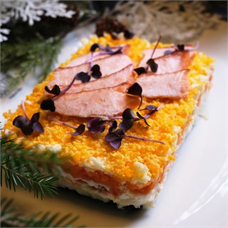 {{photo.Alt || photo.Description || 'Салат мимоза с лососем горячего копчения 700гр'}}